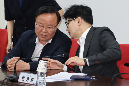 한동훈 국민의힘 대표가 지난 8월8일 오전 서울 여의도 당사에서 열린 최고위원회의에서 김재원(왼쪽) 최고위원과 대화하고 있다.<연합뉴스 사진>